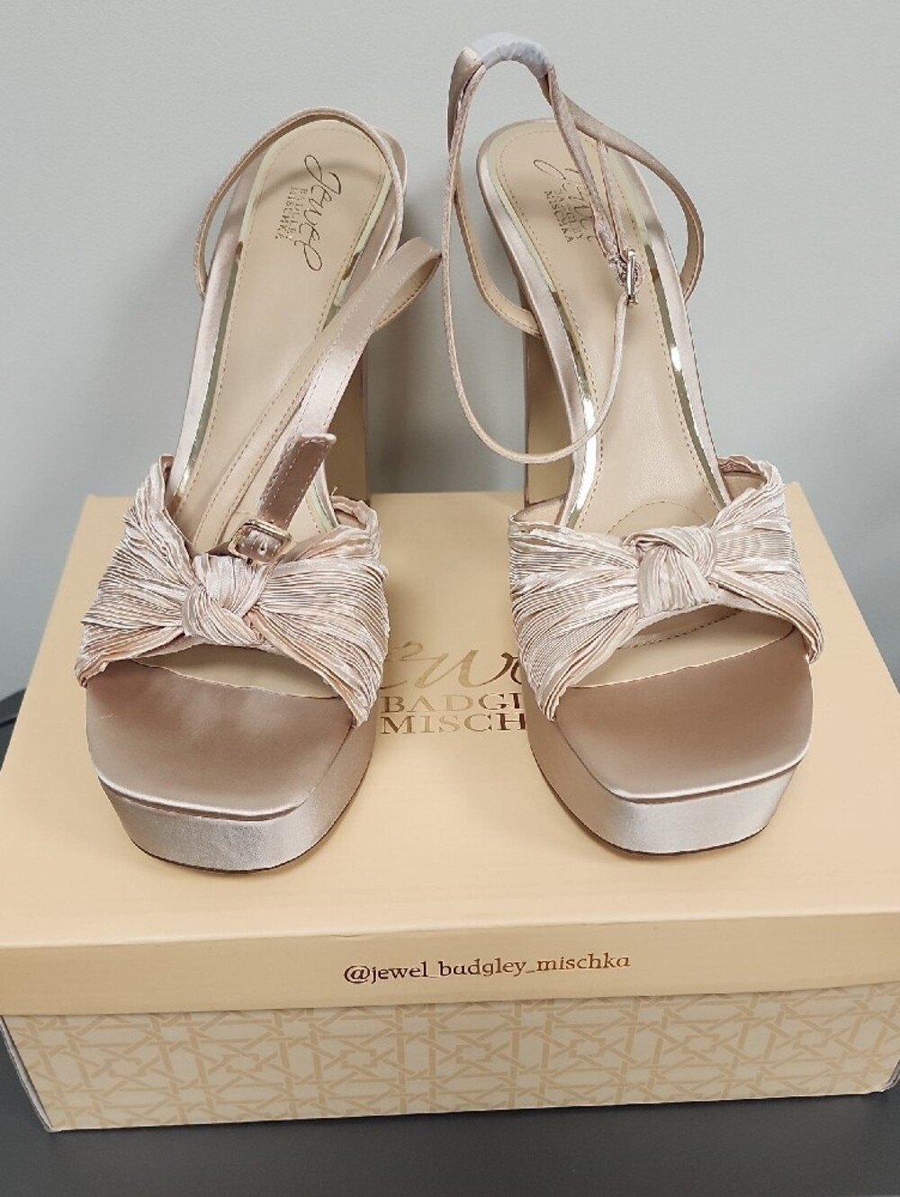 Badgley Mischka Cream Jewelry Box with Gold Script Logo